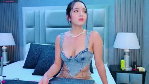 Snapshot of miasweetth chatting on 11.27.25 Mia Sweetth online show from 11.27.25