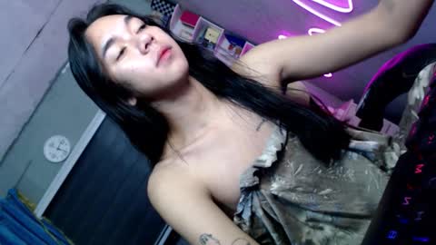 Snapshot of miatrixs chatting on 11.28.25 Mia online show from 11.28.25