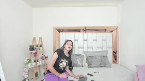 Snapshot of miavillalobos_ chatting on 09.15.25 Mia Villalobos online show from 09.15.25