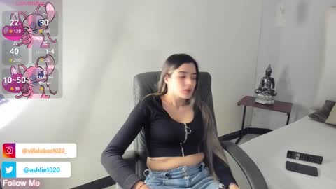 Snapshot of miavillalobos_ chatting on 10.11.25 Mia Villalobos online show from 10.11.25
