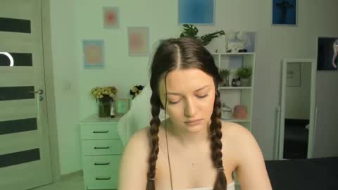 Mia online show from 09.12.25