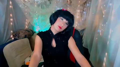 Snapshot of michelleevie chatting on 09.18.25 Agatha online show from 09.18.25