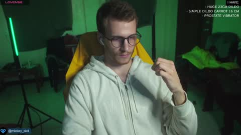 Snapshot of mickey_pict chatting on 12.23.24 Mickey online show from 12.23.24