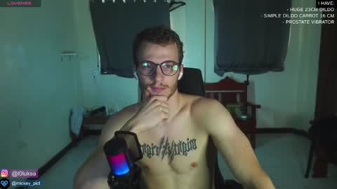 Snapshot of mickey_pict chatting on 01.01.25 Mickey online show from 01.01.25