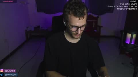 Snapshot of mickey_pict chatting on 01.06.25 Mickey online show from 01.06.25