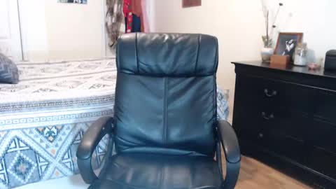 Snapshot of midsummernightsdream chatting on 01.07.25 MidsummerNightsDream online show from 01.07.25