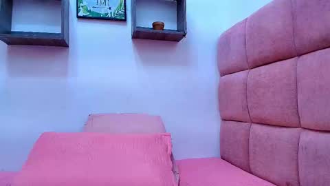 Mia  online show from 09.21.25