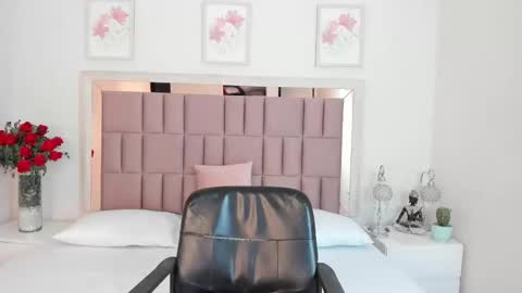 Snapshot of miia_palmerr chatting on 02.15.25 Mia online show from 02.15.25