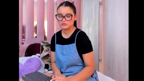 Snapshot of miia_palmerr chatting on 10.11.25 Mia online show from 10.11.25