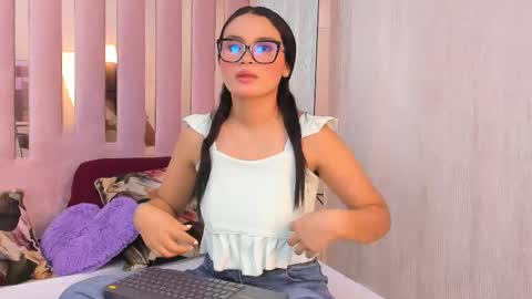 Snapshot of miia_palmerr chatting on 10.14.25 Mia online show from 10.14.25