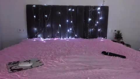 Mika online show from 12.25.24