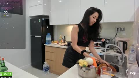 Snapshot of mikakimura chatting on 02.18.25 Miko now i live in Vietnam online show from 02.18.25