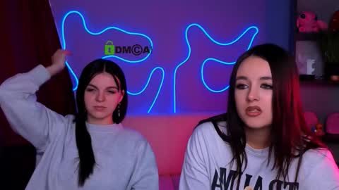 Snapshot of mikameovv chatting on 11.19.25 Mika online show from 11.19.25