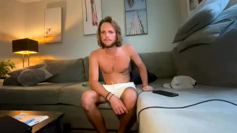 Snapshot of mikeywhite123 chatting on 09.28.25 mikeywhite123 online show from 09.28.25