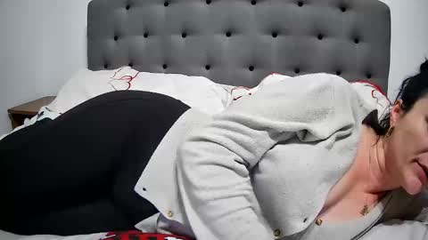 Snapshot of mikyloveu chatting on 02.21.25 Mikyloveu online show from 02.21.25