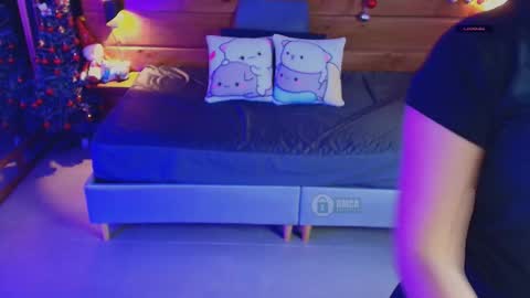 Snapshot of mila_kiitty chatting on 12.17.25 Milena online show from 12.17.25