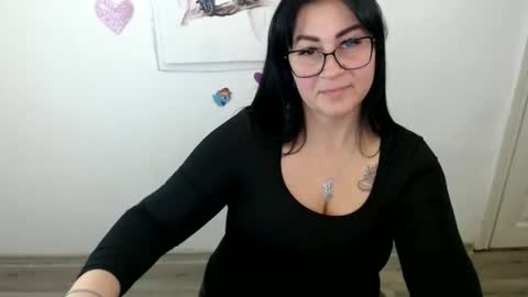 Snapshot of milania_milaa chatting on 10.15.25 milania_milaa online show from 10.15.25