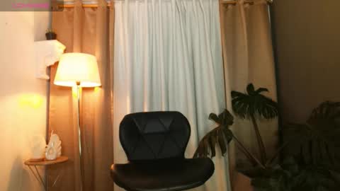 Snapshot of milansantana24 chatting on 11.25.25 MILAN SANTANA online show from 11.25.25