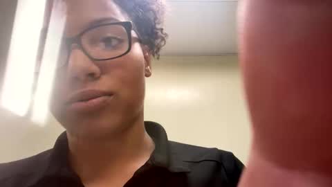 Snapshot of milanthesub chatting on 11.04.25 milanthesub online show from 11.04.25