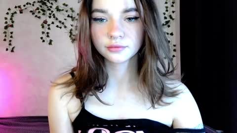 Snapshot of milaxaysy01 chatting on 12.19.24 Mila 3 online show from 12.19.24