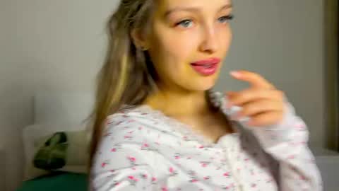 Snapshot of mileyy_cute chatting on 02.26.26 mileyy_cute online show from 02.26.26