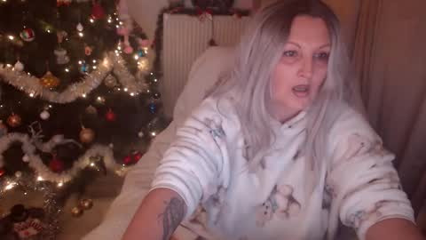 Snapshot of milf_lexxa chatting on 12.21.25 Sarrahkenda online show from 12.21.25
