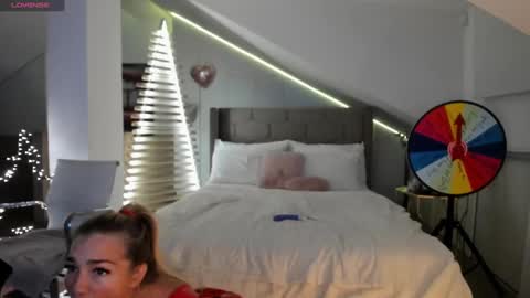 Snapshot of milfblondy chatting on 01.16.25 Ingrid online show from 01.16.25