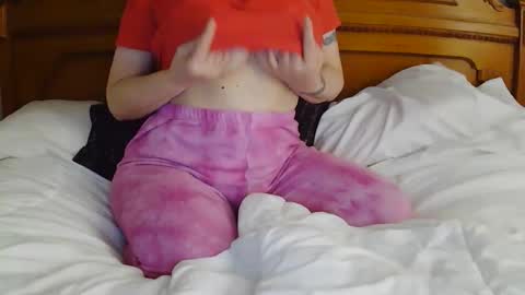 Snapshot of milfytitts chatting on 10.28.25 MilfyTitts online show from 10.28.25