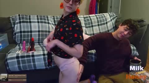 Snapshot of milkandhoneycams chatting on 10.28.25 MilkandHoney online show from 10.28.25