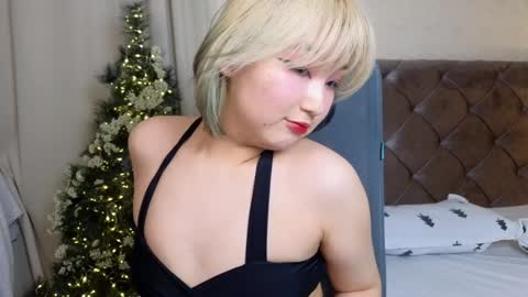 Snapshot of milla_waves chatting on 12.24.24 Milla or just Mi online show from 12.24.24