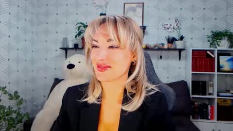 Snapshot of millaxqueen chatting on 10.05.25 MillaXQueen online show from 10.05.25