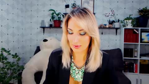 MillaXQueen online show from 11.18.25