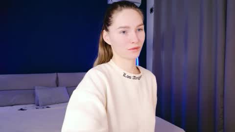 Snapshot of millianni chatting on 11.16.25 Mila online show from 11.16.25