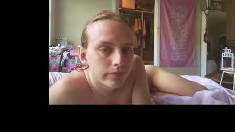 Snapshot of millycums chatting on 11.17.25 millycums online show from 11.17.25