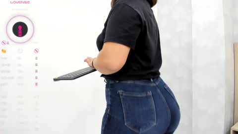 Snapshot of milu_gomez chatting on 12.03.24 Milu Gomez online show from 12.03.24