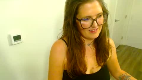Snapshot of mindymounds chatting on 04.28.26 Mindy online show from 04.28.26