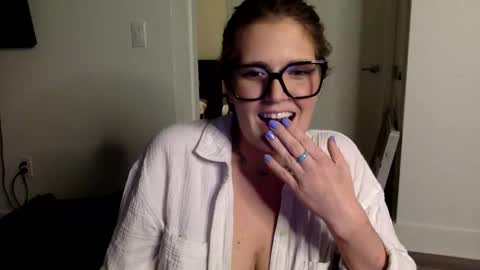 Snapshot of mindymounds chatting on 05.19.26 Mindy online show from 05.19.26