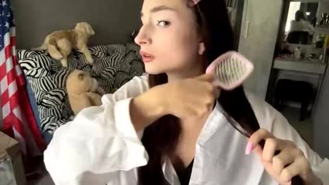 Snapshot of minhblomme chatting on 09.17.25 Emilia online show from 09.17.25