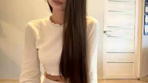 Snapshot of minhblomme chatting on 09.19.25 Emilia online show from 09.19.25