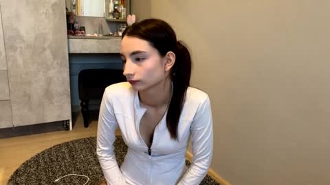 Snapshot of minhblomme chatting on 10.06.25 Emilia online show from 10.06.25