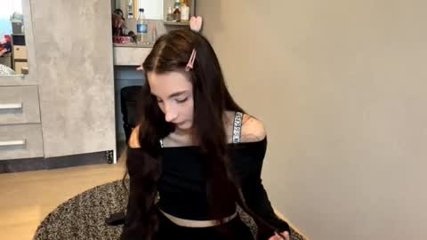 Snapshot of minhblomme chatting on 10.09.25 Emilia online show from 10.09.25