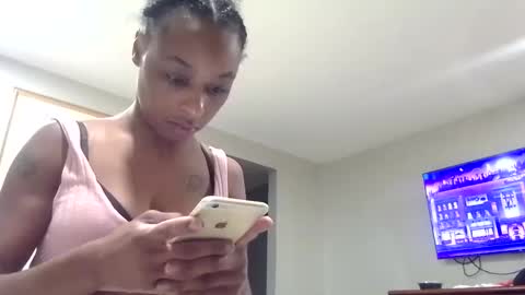 Snapshot of minniehunney chatting on 10.06.25 minniehunney online show from 10.06.25