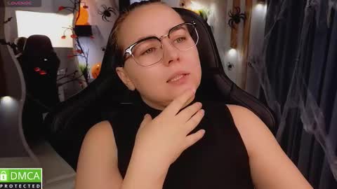 Snapshot of mira_mermayd chatting on 10.27.25 Mira online show from 10.27.25