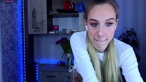 Snapshot of miraraid chatting on 03.10.25 miraraid online show from 03.10.25