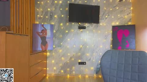 Snapshot of miss_bubbles chatting on 12.16.25 Sandy online show from 12.16.25