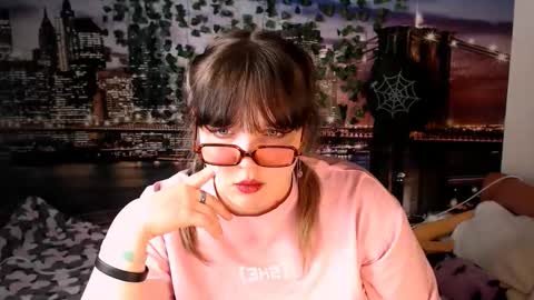 Snapshot of miss_kapriz_love chatting on 10.17.25 Eva online show from 10.17.25