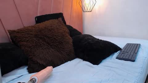 mia online show from 11.26.25