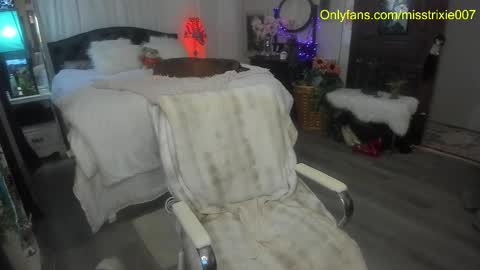 Trixie007 online show from 10.31.25