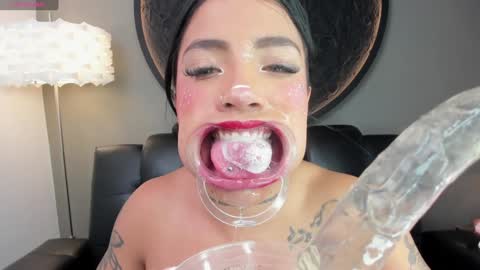 Snapshot of miss_vaiolette chatting on 01.10.25 Vaiolette online show from 01.10.25