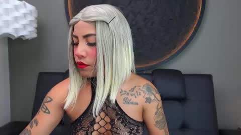 Snapshot of miss_vaiolette chatting on 10.04.25 Vaiolette online show from 10.04.25